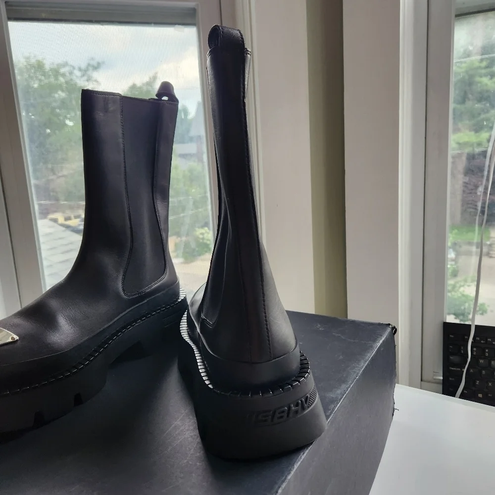 Misbhv Black 'The 2000' Chelsea Boots size 42 BNWB (no lid)